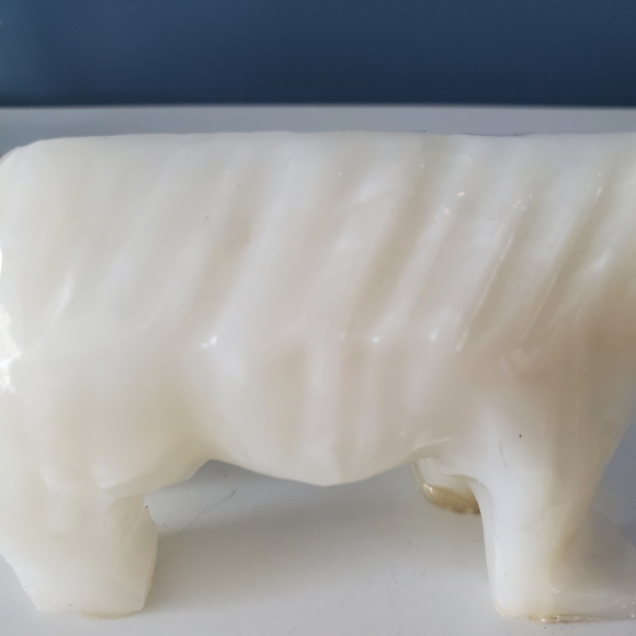 Hand Carved Onyx Stone White Polar Bear - Picture 3 of 8